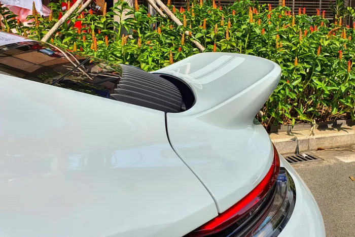  Porsche 911 Sport Classic sở hữu thiết kế cánh gió đua vịt bằng chất liệu CFRP. Đây cũng là điểm tương đồng với huyền thoại 911 Carrera RS 2.7. 