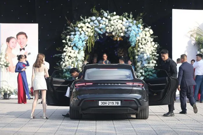 Chú rể Đoàn Văn Hậu ngồi trên chiếc Porsche Macan 2023 có giá hơn 5 tỷ đồng, xuất phát lên Hà Nội đón Doãn Hải My về dinh.