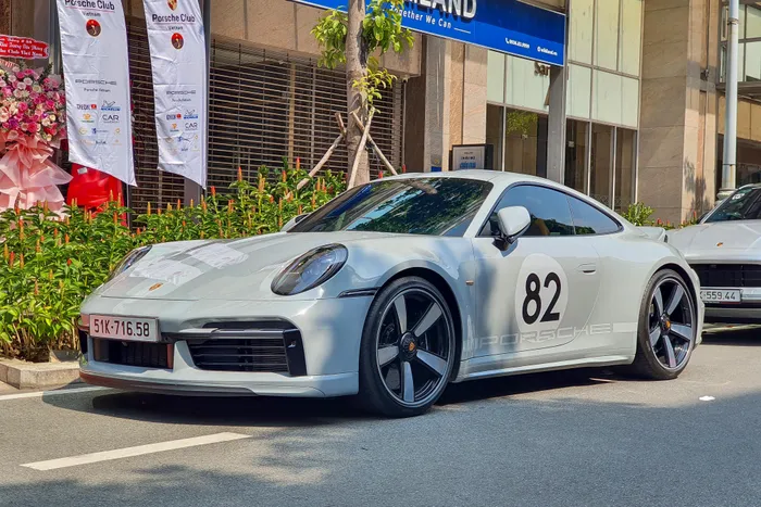  Ra mắt vào tháng 4/2022, Porsche 911 Sport Classic là mẫu xe thứ 2 thuộc dải sản phẩm Heritage Design, sau chiếc 911 Targa 4S Heritage Design Edition 2020. 