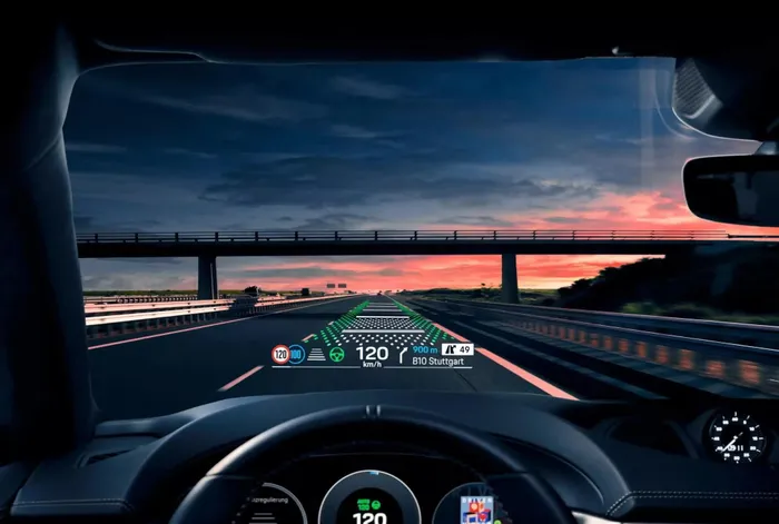  Công nghệ thực tế ảo tăng cường được Porsche sử dụng trên Macan EV. Nhờ vậy, các thông tin cần thiết sẽ hiển thị trước mặt tài xế ở khoảng cách 10 m, tương ứng với một màn hình có kích thước 87 inch. Macan EV vẫn cho phép người dùng kết nối thiết bị di động vào màn hình thực tế ảo này thông qua Android Auto và Apple CarPlay. 