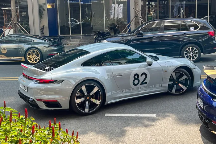  Điểm nhấn đáng chú ý là chiếc Porsche 911 Sport Classic của doanh nhân Nguyễn Quốc Cường. Chiếc xe dễ dàng được nhận ra với số 82 trên cánh cửa. 911 Sport Classic có số lượng giới hạn 1.250 chiếc trên toàn cầu. 