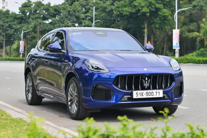  Maserati Việt Nam giới thiệu Grecale vào tháng 6/2023. Mẫu xe này là lựa chọn dễ tiếp cận nhất của thương hiệu Maserati. Xe được bán với 3 phiên bản GT, Modena và Trofeo, chiếc xe trong bài thuộc phiên bản tiêu chuẩn GT. 