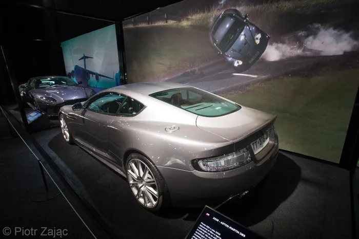  Aston Martin DBS là mẫu xe thay thế cho chiếc Vanquish thế hệ đầu tiên, ra mắt vào năm 2007. Đây cũng là chiếc xe đánh dấu thời kỳ nhân vật James Bond mới do Daniel Craig thủ vai trong "Casino Royale" vào năm 2006. Điều thú vị là thời điểm ra mắt bộ phim, Aston Martin vẫn chưa chính thức công bố mẫu xe này. 