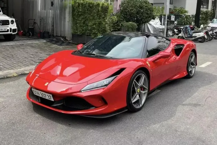 Siêu xe Ferrari F8 Tributo bị Phạm Trần Nhật Minh bán lại cho 1 cò xe ở quận 7 vào đầu năm nay có màu sơn đỏ, xe sở hữu khá nhiều tùy chọn đắt tiền, còn được chủ cũ, Cường "Đô-la" mua gói bảo hành chính hãng, siêu ngựa này chỉ mới chạy chưa tới 4.000 km.