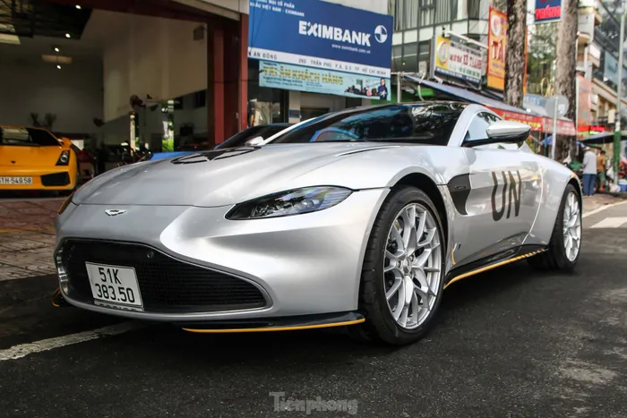 Ngoài tùy chọn hộp số sàn 7 cấp, Aston Martin còn cung cấp tùy chọn hộp số bán tự động 8 cấp. Kết hợp với hệ dẫn động cầu sau, xe có khả năng tăng tốc 0-100 km/h trong 3,6 giây. Vận tốc tối đa 313 km/h. Thời điểm mới ra mắt, Vantage 007 Edition có giá bán khởi điểm từ 194.000 USD. Tại Việt Nam, giá trị thực của chiếc xe vẫn là một ẩn số, ước tính vào khoảng 15 tỷ đồng.