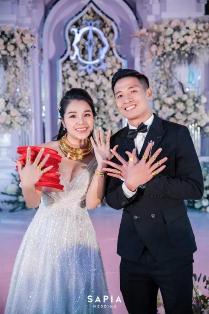  Năm 2021, trung vệ Bùi Tiến Dũng và Khánh Linh tổ chức đám cưới. 