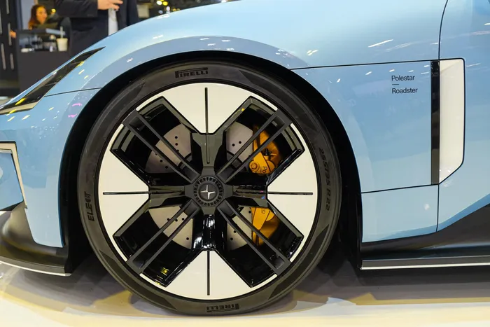  Xe được trang bị la-zăng 22 inch, bọc bên ngoài là bộ lốp chuyên dụng cho xe điện Pirelli Elect với kích cỡ 255/35. 