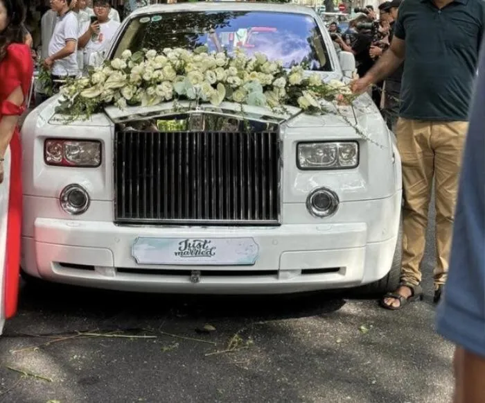 Sau đó, lúc di chuyển đón dâu từ Hà Nội về Thái Bình, điểm nhấn của đoàn đón dâu chính là chiếc xe Rolls Royce Phantom màu trắng.