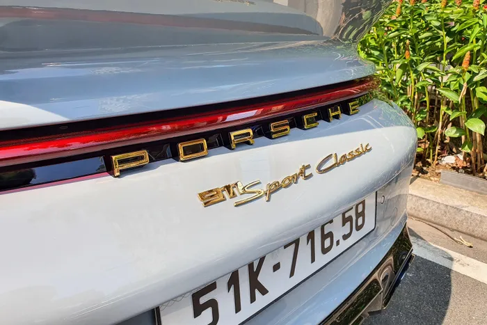  Đây là một dự án được thiết kế bởi bộ phận đặc biệt Porsche Exclusive Manufaktur. Nhiều logo khác trên xe cũng được mạ vàng tương tự. 