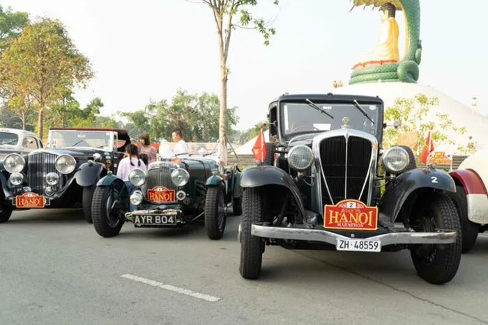 Tổng thời gian đoàn xe cổ đi Rally thực hiện hành trình dài 27 ngày và đi qua 4 quốc gia với quãng đường 7.000 km. Chuyến Rally xe cổ khám phá Việt Nam quy tụ nhiều mẫu xe cổ huyền thoại, trong đó có một số xe tuổi đời lên đến 80-90 năm.