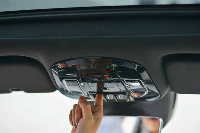  Xe được trang bị cửa sổ trời toàn cảnh tương tự hầu hết mẫu SUV hạng sang trên thị trường. Điểm khác biệt trên Maserati là có 3 công tắc điều chỉnh cửa sổ trời, gồm chỉnh đóng/mở rèm che nắng, chỉnh đóng/mở cửa sổ trời và kết hợp điều chỉnh cả 2. 