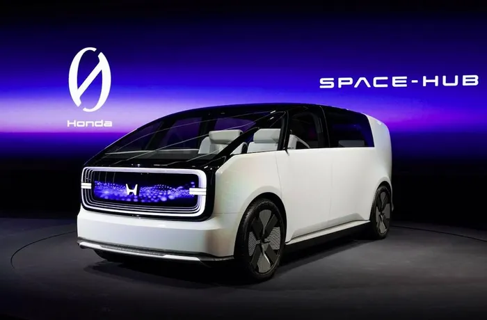 Mặc dù không có kế hoạch sản xuất thương mại, Honda vẫn ra mắt xe concept minivan Space-Hub. Chiếc xe sở hữu thiết kế vuông vức với lưới tản nhiệt kỹ thuật số lạ mắt.