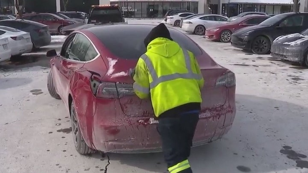 Nhiều chủ xe điện Tesla phát điên vì pin không nhận sạc khi trời lạnh giá - 1