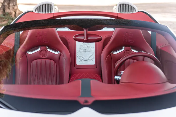  Nội thất của xe mang phong cách sang trọng với da cao cấp màu đỏ Italian Red. Chữ "Long" tiếp tục xuất hiện trên tựa đầu mỗi ghế. 