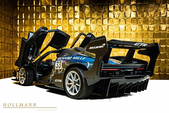 Ngoại thất của xe được phủ lớp chrome bắt mắt với họa tiết tương tự mẫu Senna GTR tại thời điểm ra mắt. Các chi tiết khác được trang bị họa tiết có màu xanh Polaris Blue.