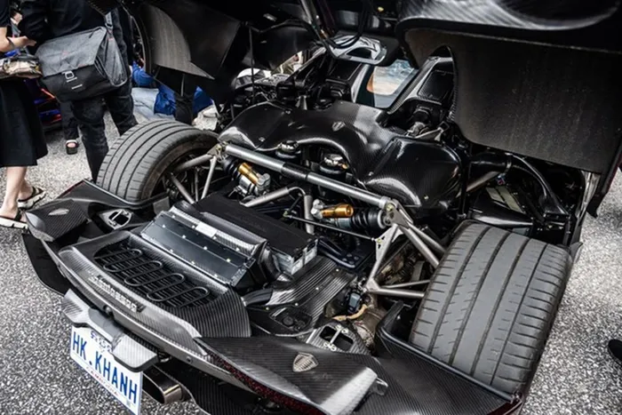 Koenigsegg Regera không có hộp số, thay vào đó, hãng siêu xe Thụy Điển sẽ sử dụng cơ cấu truyền động trực tiếp Direct Drive cho mẫu megacar Regera của mình để giúp xe có khả năng tăng tốc từ vị trí xuất phát lên 100 km/h trong thời gian 2,8 giây trước khi đạt vận tốc tối đa 400 km/h.