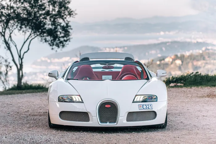  Kể từ khi ra mắt, đây là lần đầu tiên chiếc Bugatti Veyron đặc biệt này được rao bán công khai. Hiện tại, xe đang có mặt ở Công quốc Monaco. 