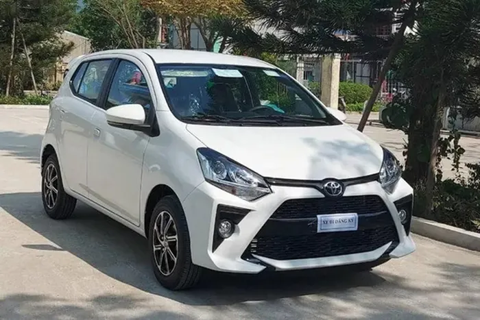 Toyota Wigo đi 2 năm "bổ máy" 2 lần vẫn không hết lỗi là trường hợp của anh Nguyễn Tuấn Hòa tại Quảng Nam. Anh mua chiếc Toyota Wigo tại Đà Nẵng vào năm 2021 nhưng từ đó đến năm 2023, xe liên tục bị lỗi động cơ kêu lạch cạch. Đại lý Toyota thực hiện bảo hành sửa chữa nhiều lần mà không khắc phục được hết lỗi.