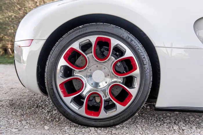 Đi kèm là hệ thống đĩa phanh hiệu suất cao bằng carbon-ceramic, lốp chuyên dụng cho Bugatti Michelin Pilot Sport Pax. Lốp trước chỉ mới sử dụng khoảng 200 km, trong khi lốp sau chỉ mới chạy 1.500 km. 
