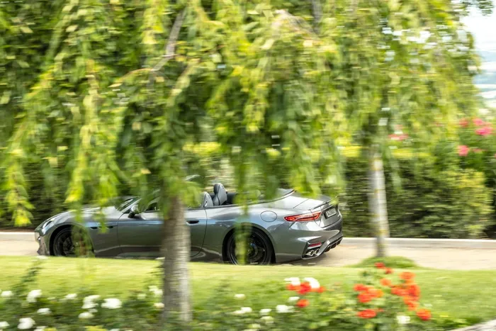 Theo những hình ảnh ghi nhận các mẫu xe thử nghiệm, Maserati GranCabrio sẽ vẫn được phân phối với 3 phiên bản tương tự GranTurismo là Modena, Trofeo và Folgore. 