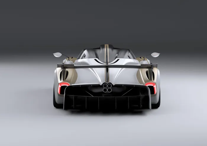  Với sự gia tăng đáng kể về công suất, hiệu suất phanh, hiệu quả khí động học và lực ép xuống mặt đường, Pagani Huayra R Evo có thể sánh ngang với mức hiệu suất của các mẫu xe đua Le Mans Prototype 2 hiện tại. 