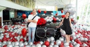 Vợ chồng Tiến Luật - Thu Trang khoe xe sang BMW 735i M Sport bạc tỷ ngày đầu năm mới: Thế hệ mới thể thao, mạnh mẽ hơn