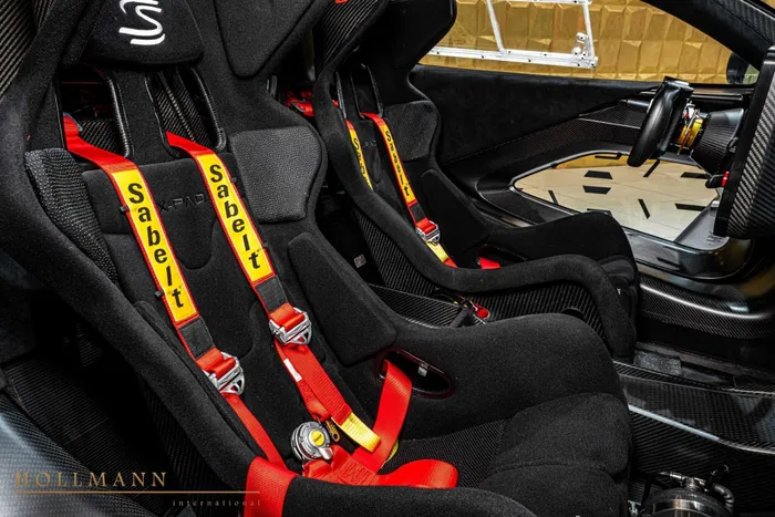 Nội thất của xe được nâng cấp nhiều chi tiết chuyên dụng, nhằm phục vụ quá trình sử dụng trong trường đua, bao gồm ghế bucket seat của Sabelt, dây đai an toàn đa điểm, vô lăng đua bằng sợi carbon...