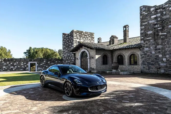 Maserati cho biết họ tin tưởng vào phương tiện di chuyển bằng điện “hơn bao giờ hết” và có kế hoạch ra mắt một loạt xe điện để bổ sung cho Grecale Folgore và GranTurismo Folgore, đã có sẵn ở châu Âu. Nhằm thực hiện kế hoạch này, GranCabrio Folgore sẽ được thêm vào danh mục trong năm nay.