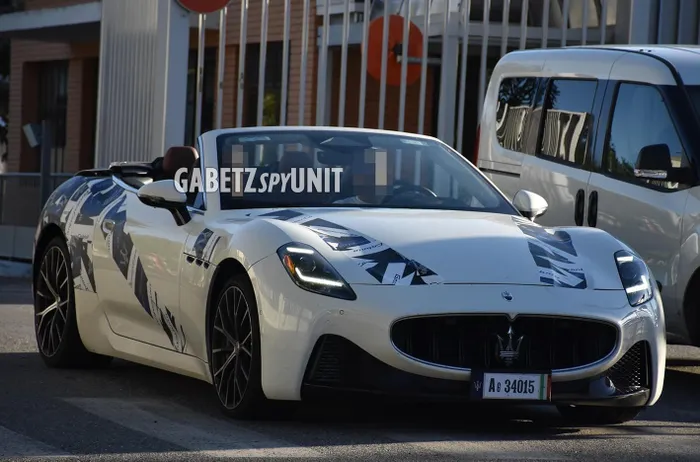  Phiên bản tiêu chuẩn Maserati GranCabrio Modena có thể được nhận ra với hốc gió và cản trước trung tính, mang ngôn ngữ thiết kế mới nhất của thương hiệu. 