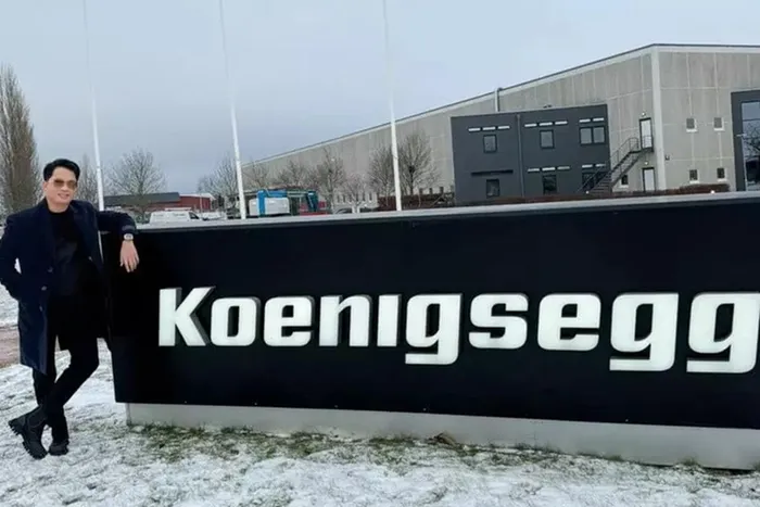 Và gần đây, đại gia Hải Dương lại tiếp tục gây bất ngờ cho cư dân mạng, khi chia sẻ hóa đơn sửa xe Koenigsegg Regera của mình, và số tiền đã bao gồm tất cả các chi phí khác lên đến 9 tỷ đồng, nhưng hóa đơn này chỉ dành cho việc sửa chữa, còn việc vận chuyển siêu xe Koenigsegg Regera về lại với chủ nhân là chuyện khác.