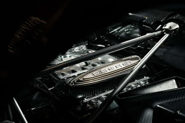  Pagani Utopia được trang bị động cơ V12 twin-turbo 6.0L do AMG lắp ráp thủ công, mang công suất tối đa 864 mã lực và mô-men xoắn cực đại 1.100 Nm. 