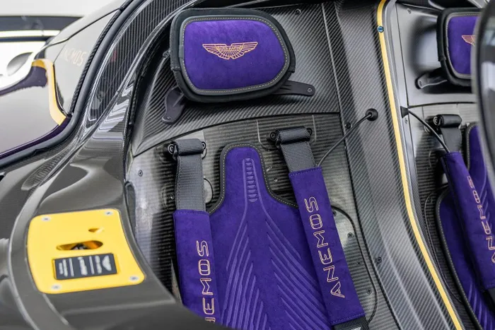  Nhằm tối ưu khối lượng, thiết kế nội thất của Aston Martin Valkyrie được tối giản hết mức. Ghế đua được tích hợp trực tiếp vào khoang lái liền khối bằng sợi carbon. 