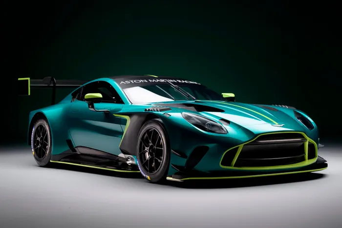  Aston Martin Vantage GT3 2024 là tác phẩm của sự kết hợp giữa đội đua nhà máy Aston Martin Racing (AMR) và bộ phận đặc biệt Aston Martin Performance Technologies (AMPT). 