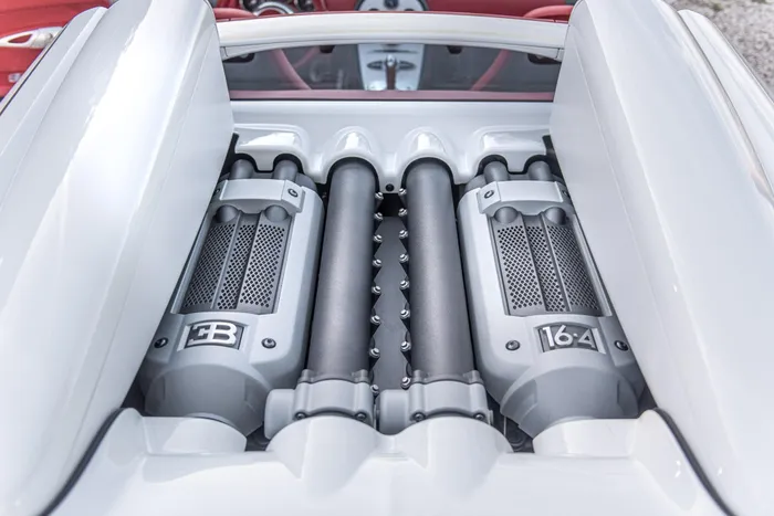  Bugatti Veyron Grand Sport vẫn được trang bị động cơ W16 dung tích 8.0L với 4 bộ turbo, công suất tối đa 1.001 mã lực và mô-men xoắn cực đại 1.250 Nm. 