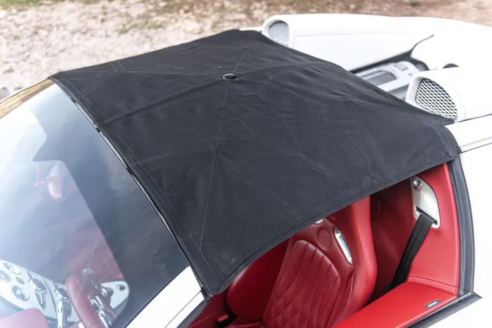  Ngoài ra, Veyron Grand Sport còn được trang bị thêm một cây dù chuyên biệt, vốn có thể sử dụng trong trường hợp khẩn cấp, với vận tốc đa có thể sử dụng lên tới 130 km/h. 