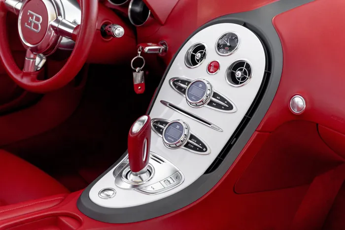  Bugatti Veyron Grand Sport được trang bị một số tính năng vừa đủ như cảm biến lùi phía sau, hệ thống điều hòa Airsystem, hệ thống giải trí stereo CD Puccini, đồng hồ analogue... 