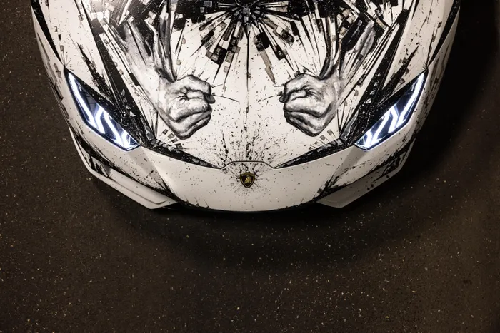  Hình ảnh trên Huracan EVO thể hiện sự động lực, sức mạnh và cảm xúc mà nghệ sĩ cảm nhận khi cầm lái siêu xe này, kết hợp các yếu tố của "người đàn ông", "con bò" (biểu tượng của Lamborghini) và khái niệm về "huyền thoại". 
