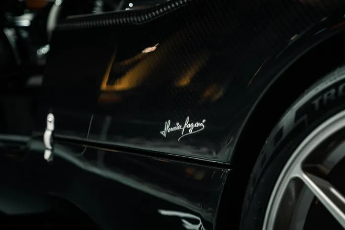  Toàn bộ 99 chiếc Pagani Utopia đã có chủ trước khi được giới thiệu trước công chúng. Tại thời điểm ra mắt, mức giá của mẫu xe này được dự đoán khoảng 2,2 triệu USD. 