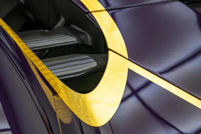  Điểm nổi bật của Aston Martin Valkyrie Anemos là thân vỏ sợi carbon màu tím Anemos Purple Tint. Những chi tiết mạ vàng 24 Karat được thực hiện thủ công bởi nghệ sĩ Blaster. 