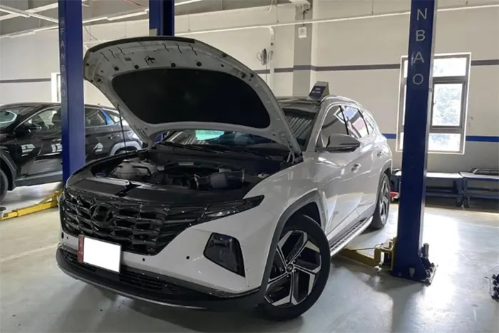 Hyundai Tucson lỗi động cơ, chạy 20.000km đã phải bổ máy - Sự việc diễn ra vào giữa năm nay, một chiếc Hyundai Tucson 1.6 Turbo của khách hàng tại Lào Cai mới chạy 20.000km đã phải bổ máy do lỗi động cơ. Theo chia sẻ từ người dùng, chiếc xe bắt đầu có dấu hiệu bất ổn về động cơ từ tháng 3/2023. 