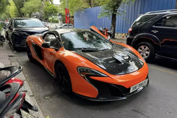 Mới đây, 1 chiếc siêu xe mui trần McLaren 650S Spider đã qua sử dụng mang biển kiểm soát 30K-708.01 đã xuất hiện tại Thành phố Hồ Chí Minh, nhanh chóng nhận được sự quan tâm của giới mê xe, lý do, chiếc xe này mới được đổi biển số.
