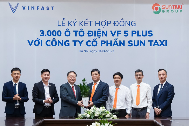 Lễ ký kết hợp hợp đồng mua 3.000 ô tô điện VF 5 Plus với công ty cổ phần Sun Taxi - Ảnh: D.K