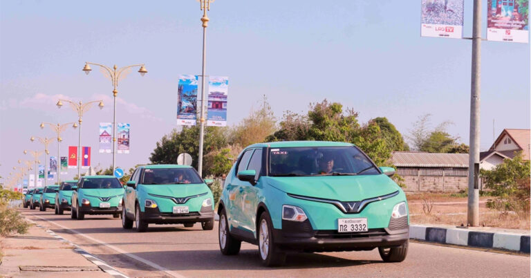 Taxi điện VinFast của tỷ phú Phạm Nhật Vượng tiếp tục mở rộng thị trường kinh doanh tại “thành phố thiên đường” Savannakhet, Lào