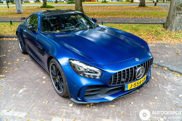  Điểm đặc biệt của chiếc Mercedes-AMG GT R này là tùy chọn màu sơn xanh mờ Designo Brilliant Blue Magno. Tại Việt Nam, màu sơn Magno với hiệu ứng đặc biệt này có giá lên đến 360 triệu đồng. 