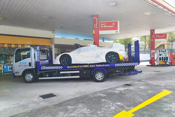 Vào đầu năm nay, hình ảnh về chiếc siêu xe triệu đô Koenigsegg Jesko đầu tiên cập bến Đông Nam Á đã thu hút sự quan tâm của giới mê xe nhiều nước, lý do dòng xe Koenigsegg Jesko đắt đỏ và nơi xe hạ lốp là Singapore, 1 trong các nước có thuế siêu xe đắt đỏ nhất thế giới.