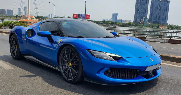 Bắt gặp siêu "ngựa chồm" Ferrari 296 GTS thứ 2 tại Việt Nam ra biển số: Màu sơn Blu Corsa hiếm gặp, giá chỉ từ 23 tỷ