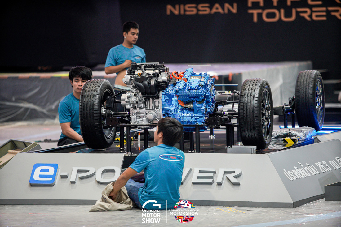 Nissan không chỉ trưng bày xe mà giới thiệu cả khung gầm với động cơ e-Power để khách có thể xem được chi tiết cỗ máy này. Đây là loại động cơ điện lai xăng đang tạo nên sự khác biệt của các mẫu xe Nissan so với các loại động cơ hybrid khác trên thị trường. Động cơ này đang có mặt trên Nissan Kicks tại Việt Nam.