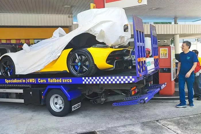 Sau 2 tháng mất tích, mãi đến nay, chiếc siêu xe Koenigsegg Jesko triệu đô ở Singapore mới lộ diện, hình ảnh chụp lại cho thấy, siêu phẩm này nằm trên xe chuyên dụng, được trùm áo bảo vệ chuyên dụng và được đổ xăng trước khi về nhà chủ nhân.
