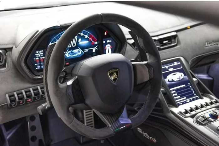 Chiếc siêu xe Lamborghini Sian ra đời dựa trên cơ sở gầm bệ của đàn anh Aventador và sức mạnh lấy từ Aventador SVJ với khối động cơ xăng V12, hút khí tự nhiên, dung tích 6,5 lít được bổ sung van nạp mới, làm bằng titan, và tạo ra công suất tối đa 774 mã lực.