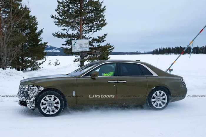  Sau gần 4 năm ra mắt, phiên bản facelift của Rolls-Royce Ghost đang được thử nghiệm. Chiếc xe được bắt gặp khi đang thực hiện một bài kiểm tra tại Thụy Điển. 